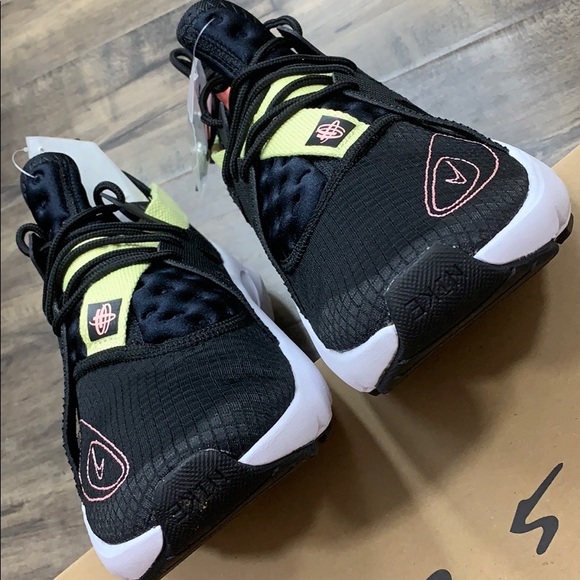 black and pink huaraches